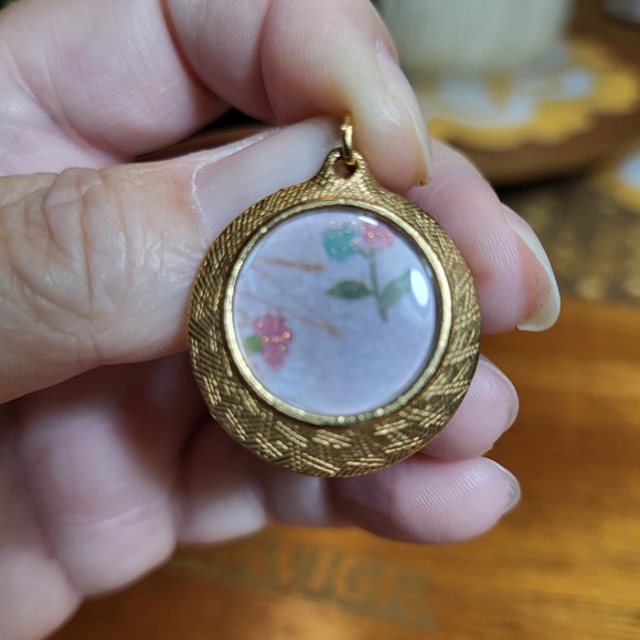 Vintage Round Gold Tone Photo Frame Pendant Charm Necklace - Picture 4 of 14